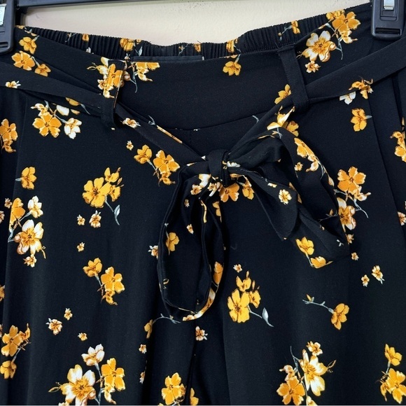 NEW Torrid Black and Yellow Floral Challis Tie Front Tapered Ankle Pants Size 0 - Picture 10 of 12